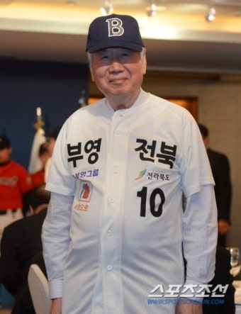 [포토] 이중근 부영회장 '유니폼 입고 야구사랑 알려'