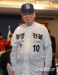 [포토] 이중근 부영회장 유니폼 입고 야구사랑 알려