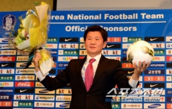 [포토] 정몽규 회장, '축구 대화합을 위해 뛰겠습니다~'