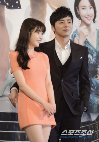 [포토] 조정석, '아이유에게 나쁜 손 딱 걸려!'