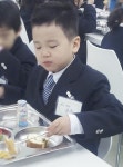 먹방계 샛별 윤후, 교복 입고 급식 삼매경 초집중
