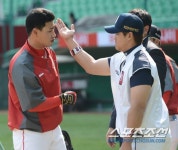 [포토] 당수 응징 홍성흔 상현이 때문에 어제 졌어!