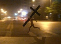 한밤중 알몸으로 십자가 들고 뛰는 남성의 정체는?