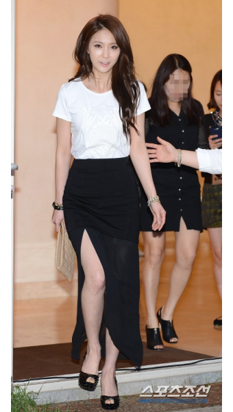 [포토] 안혜경, 아찔한 앞트임 드레스!