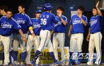 [포토] 이승엽, '대기록 작성에 후배들 축하!'