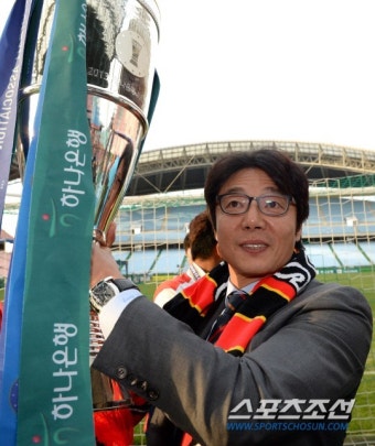[포토] 황선홍, '다시 한번 우승트로피 들어올려요~'