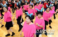 [포토] 라인댄스 축제, 오늘 하루 신나게 흔들어요~