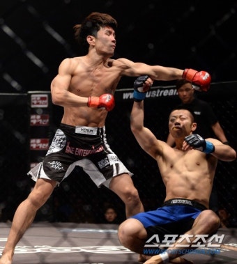 [포토] 윤형빈 '강렬한 TKO 승리 어때요!'