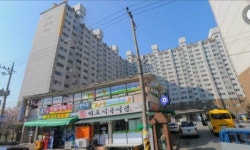 목포 신안비치 3차 아파트, 앞 도로 와르르…주민들 긴급 대피