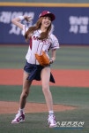 [포토] 베스티 해령 '얇은 다리로 시구를'