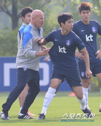 [포토] 박주영 '안톤코치와 실전같은 몸싸움'