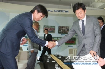 [포토] 홍감독 격려하는 정몽규 회장