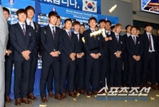 [포토] 귀국한 홍명보호, 엿 세례에 깜짝 놀라