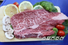 투뿔 한우 숙성시켜 감칠 맛 제공