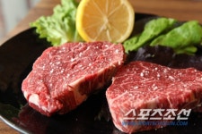 투뿔 한우 숙성시켜 감칠 맛 제공