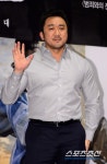 [포토] 마동석 상남자 표정에 상냥한 손인사