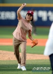 한국야쿠르트태전특판 | [포토] 야쿠르트 아줌마 전덕순 씨의 힘찬 시구~