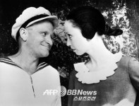 [로빈 윌리엄스 사망] 로빈 윌리엄스 80년 히트작 뽀빠이서 올리브와 포즈