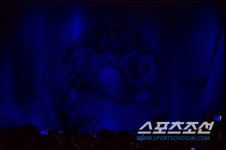 [포토] 퀸, 거대한 커튼 뒤에 전설이~(슈퍼소닉)
