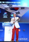 [포토] 단기 흔드는 박순호 선수단장