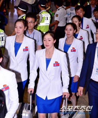 [AG포토] 화려한 외모로 북한 선수단과 함께 입국한 그녀들은 누구?