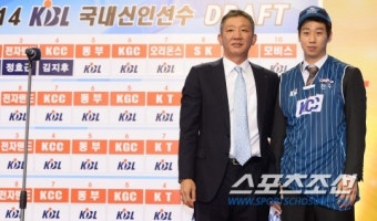 [포토] 김지후 지명한 KCC 허재 감독