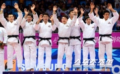 [AG포토] 남자유도 금메달 영광스러운 자리에 올라