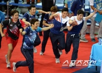 [AG포토] 남자 배드민턴, 12년만에 단체전 금메달 찾아왔다!