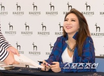 [포토] 씨엘, 팬 앞에서 애교 섞인 읏음~