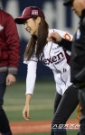 [포토] 패대기 시구 유이 아빠 너무 긴장했나봐요!