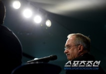 [포토] 슈틸리케 팬들의 뜨거운 관심을 알기에...