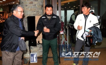 [포토] 김경문 감독, '이범호-김주찬과 반가운 인사'