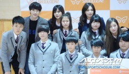 [포토] 임시완 탈북청소년에게 교복 선물