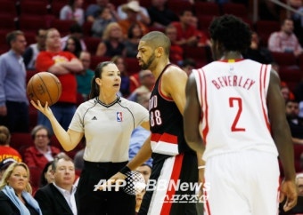 [포토] 'NBA 여성 심판의 위엄'
