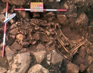 죽음도 갈라놓지 못한 사랑…6천년간 포옹 유골 발견