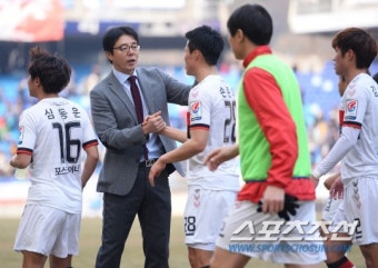 [포토] 황선홍 감독 '개막전 짜릿한 승리 고맙다'