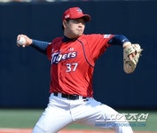 [포토] 힘차게 공 던지는 KIA 신창호
