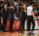 [포토] 주심에 어필하는 김영만 감독