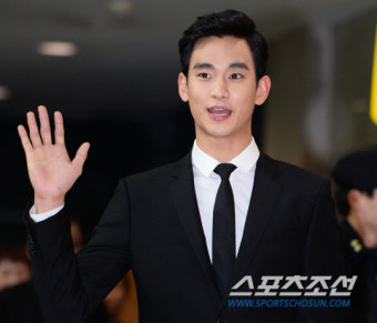 [포토] 김수현 '블랙 슈트 명품 비주얼'