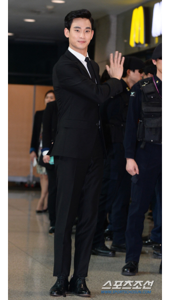 [포토] 김수현 '옆에 계신 분도 손 인사 답례'
