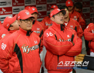 [포토] 개막전 취소가 아쉬운 김용희 감독과 박정권