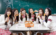 여자친구, 운동화 이어 치킨 모델까지. 호식이 두마리 치킨 새 얼굴로 발탁