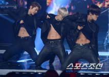 [포토] 히스토리, 선명한 식스팩 복근!