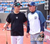 [포토] 김민재-최기문 코치 