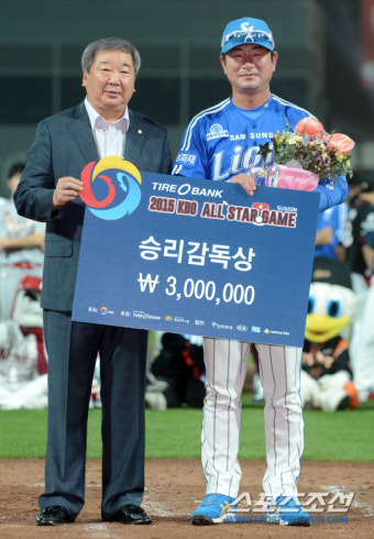 [포토] 승리감독상 수상한 드림올스타 삼성 류중일 감독