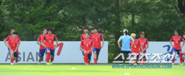 [포토] 한 낮 뙤약볕 아래서 훈련하는 여자축구대표팀!