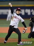[포토] 가수 김광진 '넥센 승리를 기원합니다'