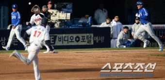 [포토] 오재원, 이승엽 수비 시프트가 먹혔어!