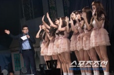 [포토] 최욱 걸그룹들 옆에 서니 절로 신이나~