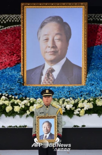 김영삼 영결식 끝내 울음 터뜨린 김수한 전 의장 